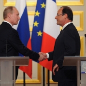 Președintele Rusiei, Vladimir Putin și președintele Franței, François Hollande 